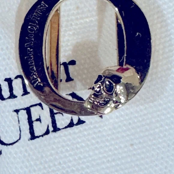 NEW Alexander McQueen Alphabet Skull Sneaker Charm in Gold “Letter O”. - Picture 6 of 7